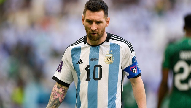 كأس-العالم.-رد-فعل-ميسي-تجاه-لاعبي-الأرجنتين-بعد-الهزيمة-من-السعودية
